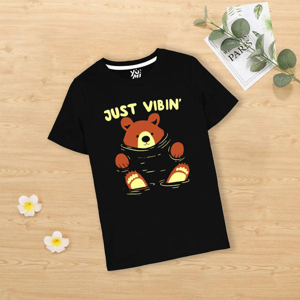 Just Vibing Bear: Kids' Black T-Shirt for Relaxed Fun